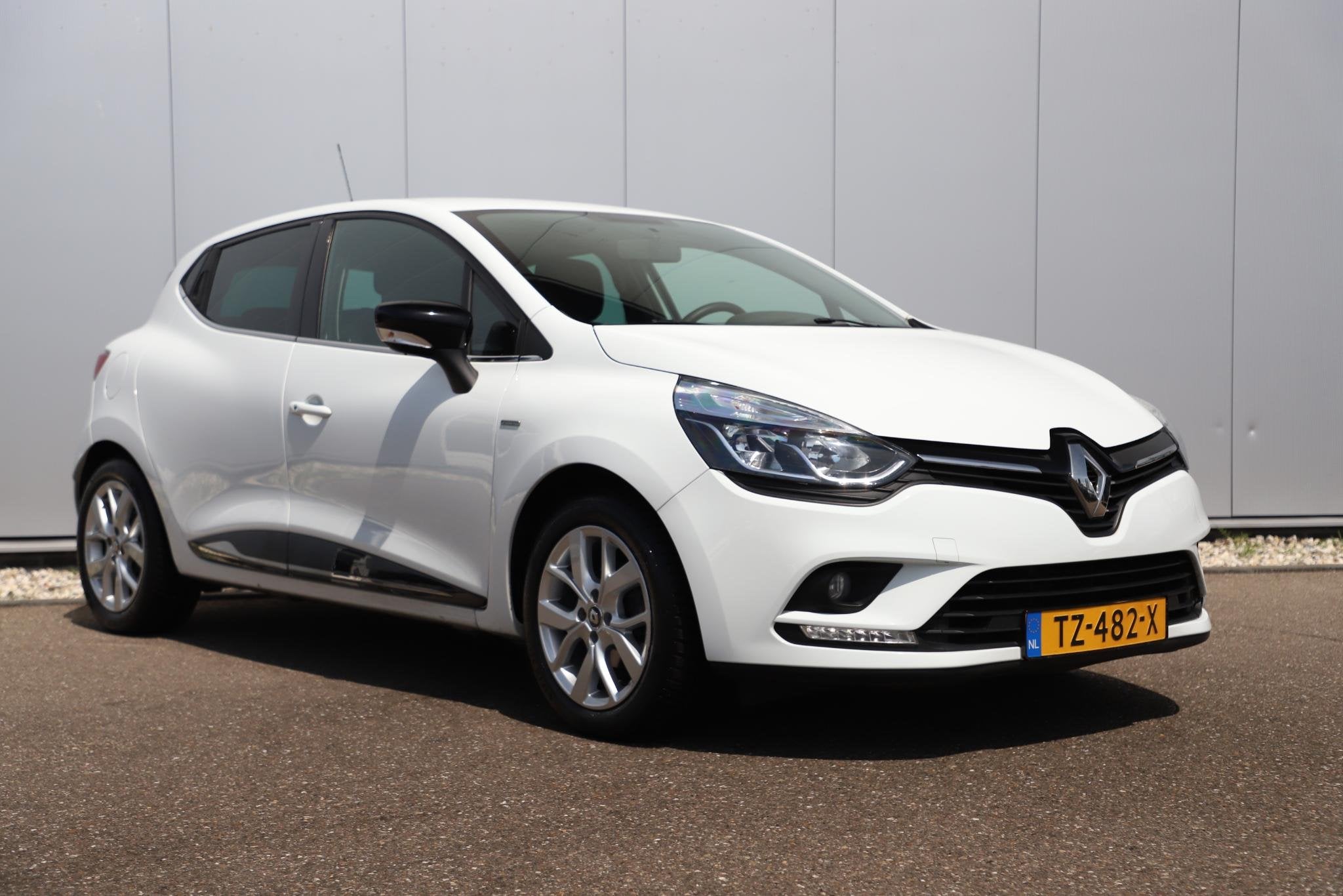 Foto 3 van Renault Clio 0.9 TCe Limited Trekhaak Navigatie Airco Cruise