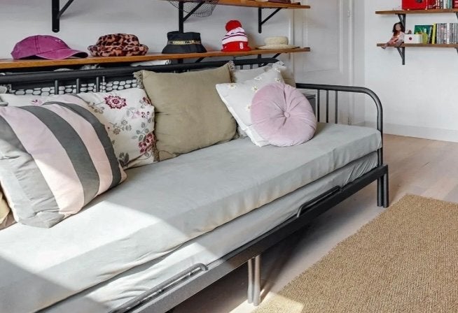 IKEA FYRESDAL onderschuifbedbank met 2 matras, zwart, Ophalen, Eenpersoons, Zwart, Zo goed als nieuw
