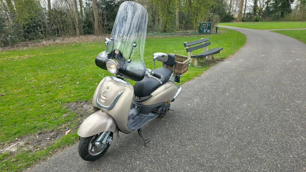 Nette AGM snorscooter met lage kilometerstand, Fietsen en Brommers, Ophalen of Verzenden, Zo goed als nieuw, Benzine