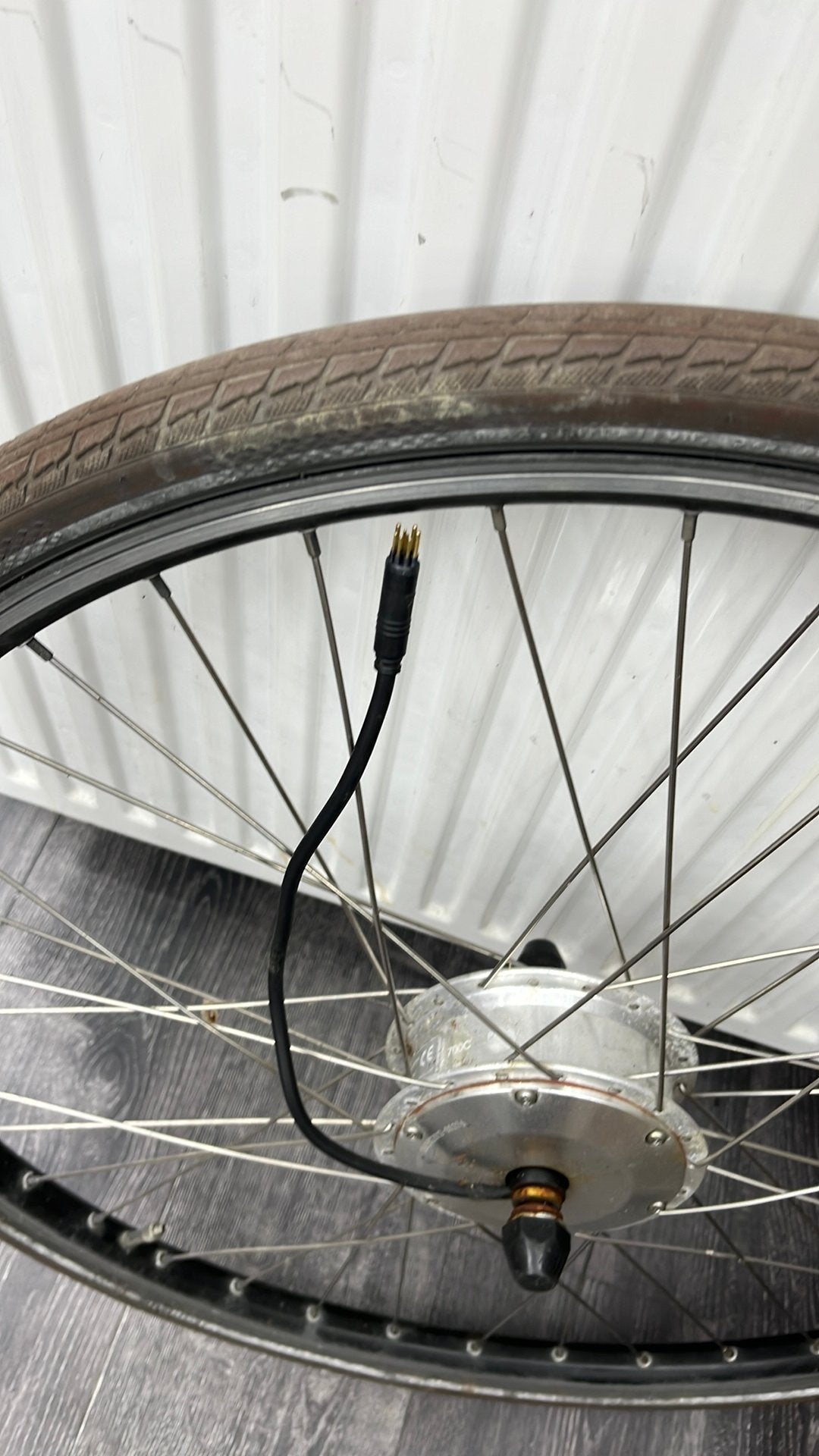 voorwiel moter 9 pins te koop!, Fietsen en Brommers, Fietsonderdelen, Ophalen of Verzenden, Zo goed als nieuw