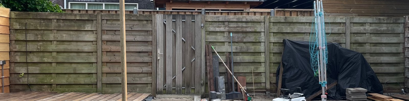 Ruim 9 meter schutting incl stevige deur, Tuin en Terras, Schuttingen, Ophalen, 6 meter of meer, Hout, 1 tot 2 meter