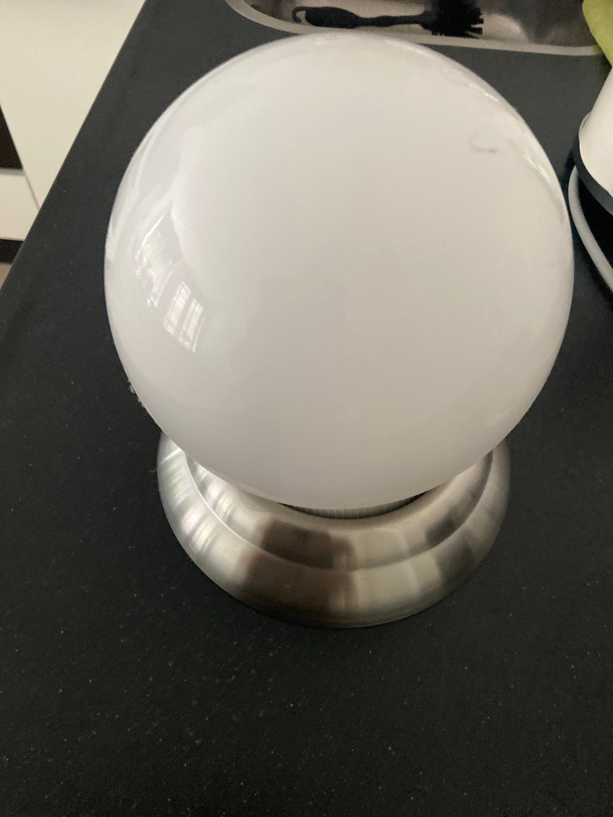 Gebruikte tafellamp met glazen bol en metalen voet, Huis en Inrichting, Lampen | Lampenkappen, Ophalen of Verzenden, Gebruikt