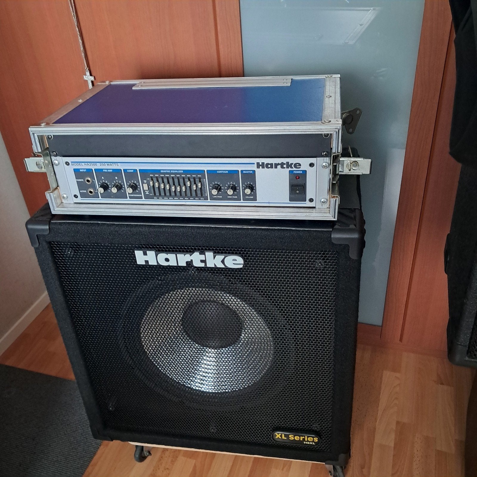 Hartke HA2500+Basbox XL 15inch als nieuw met flightcase/hoes, Ophalen, Zo goed als nieuw, 100 watt of meer