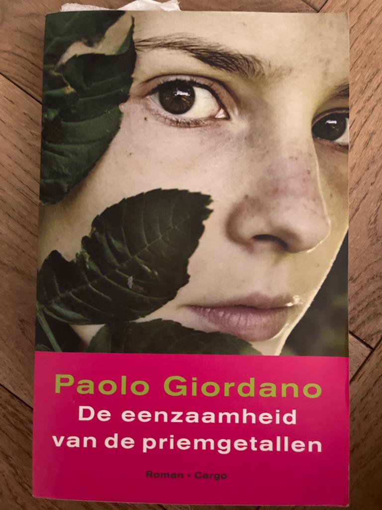 De eenzaamheid van de priemgetallen - Paolo Giordano, Ophalen of Verzenden, Gelezen, Europa overig
