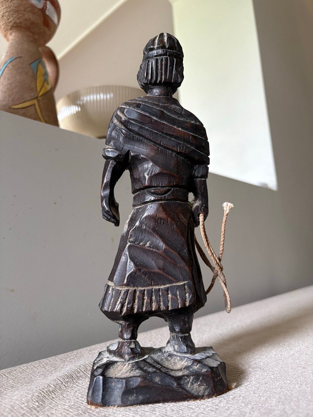 Vintage Houten Beeld van Man met Touw - Handgesneden, Ophalen of Verzenden, Handgemaakt, 20 - 50 cm, Beeld