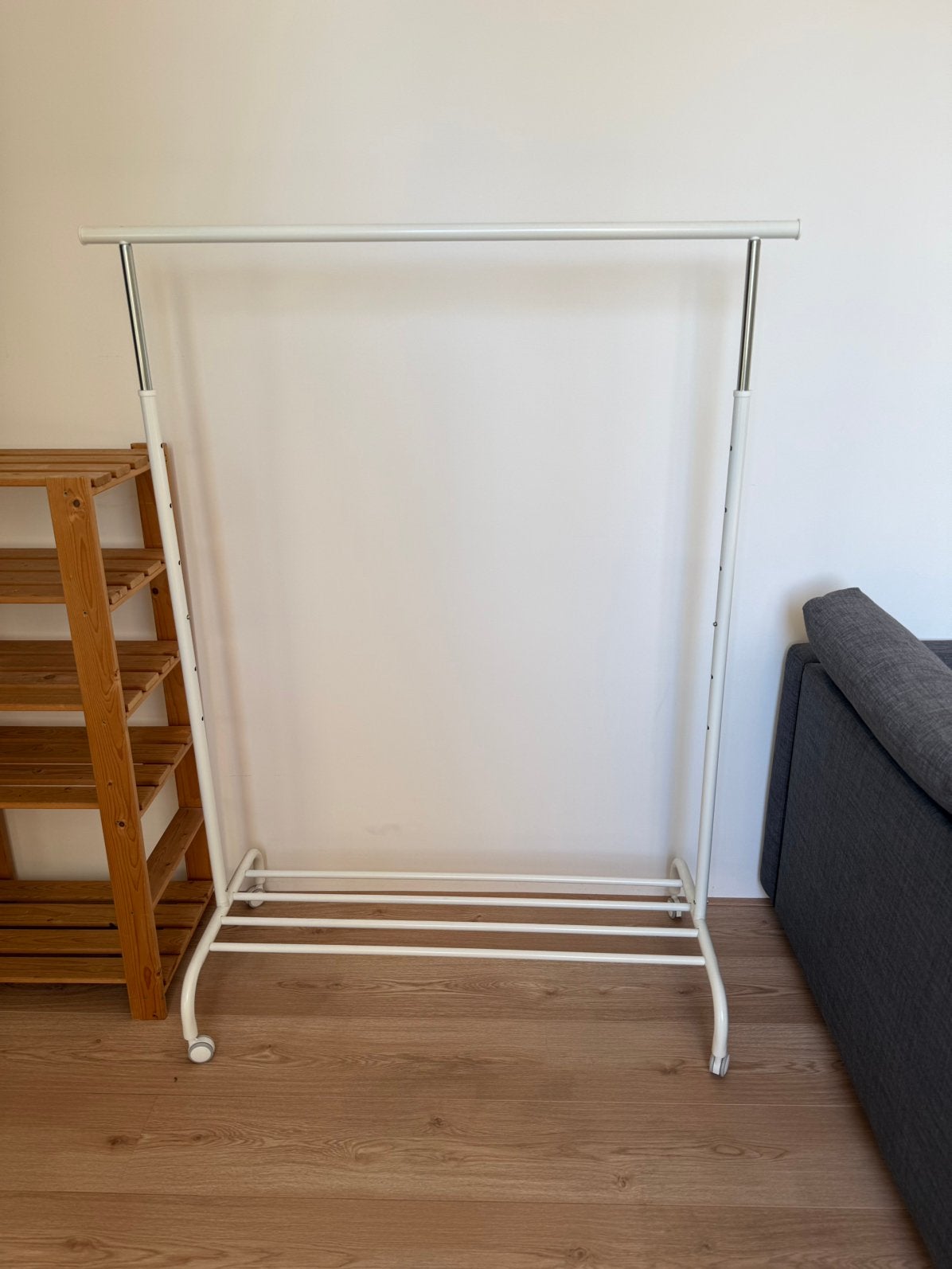 Kledingrek ikea, Kleding | Dames, Kledingrekken, Ophalen, Met wielen, Zo goed als nieuw