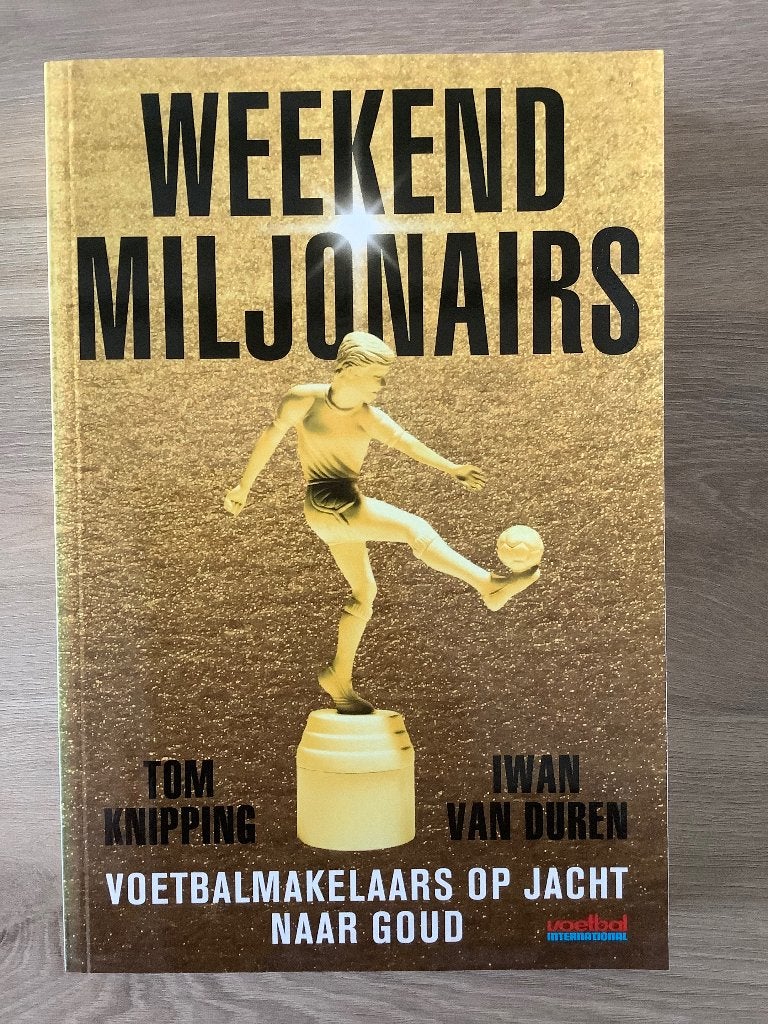 Weekendmiljonairs - Voetbalmakelaars op jacht naar goud, Boeken, Sportboeken, Tom Knipping., Nieuw, Ophalen of Verzenden, Balsport