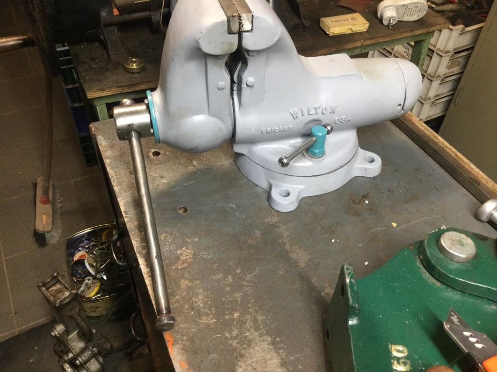 Zware Wilton bankschroef (44 kg.,)met buizenklem, Antiek en Kunst, Antiek | Gereedschap en Instrumenten, Ophalen