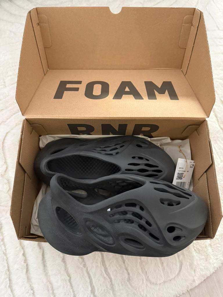 Yeezy foam runner carbon maat 39, Kleding | Dames, Schoenen, Ophalen, Zwart, Sneakers of Gympen, Zo goed als nieuw