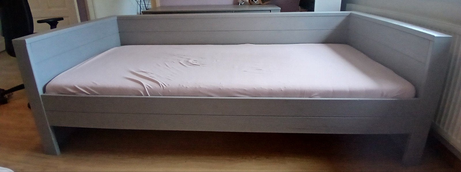 WOOOD Dennis bed betongrijs 73x101x219cm (Matras 200 x 90cm), Kinderen en Baby's, Ophalen, Zo goed als nieuw, 180 cm of meer, 85 tot 100 cm