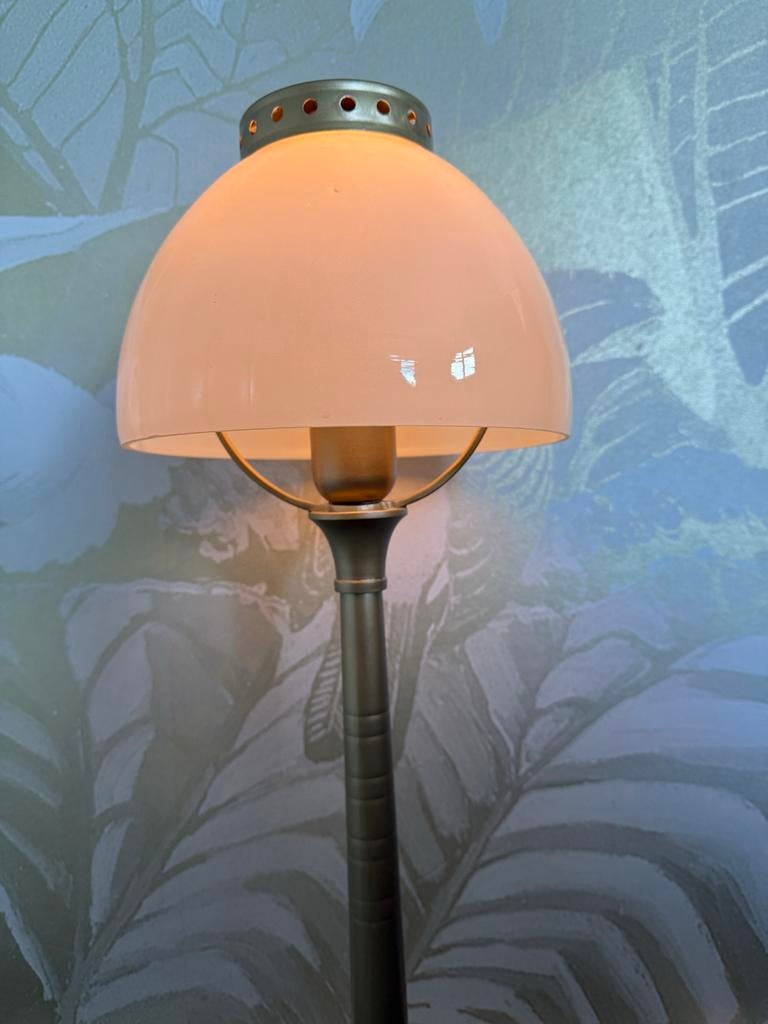 Stijlvolle tafellamp met melkglazen kap Ikea, Ophalen of Verzenden, Zo goed als nieuw, Glas