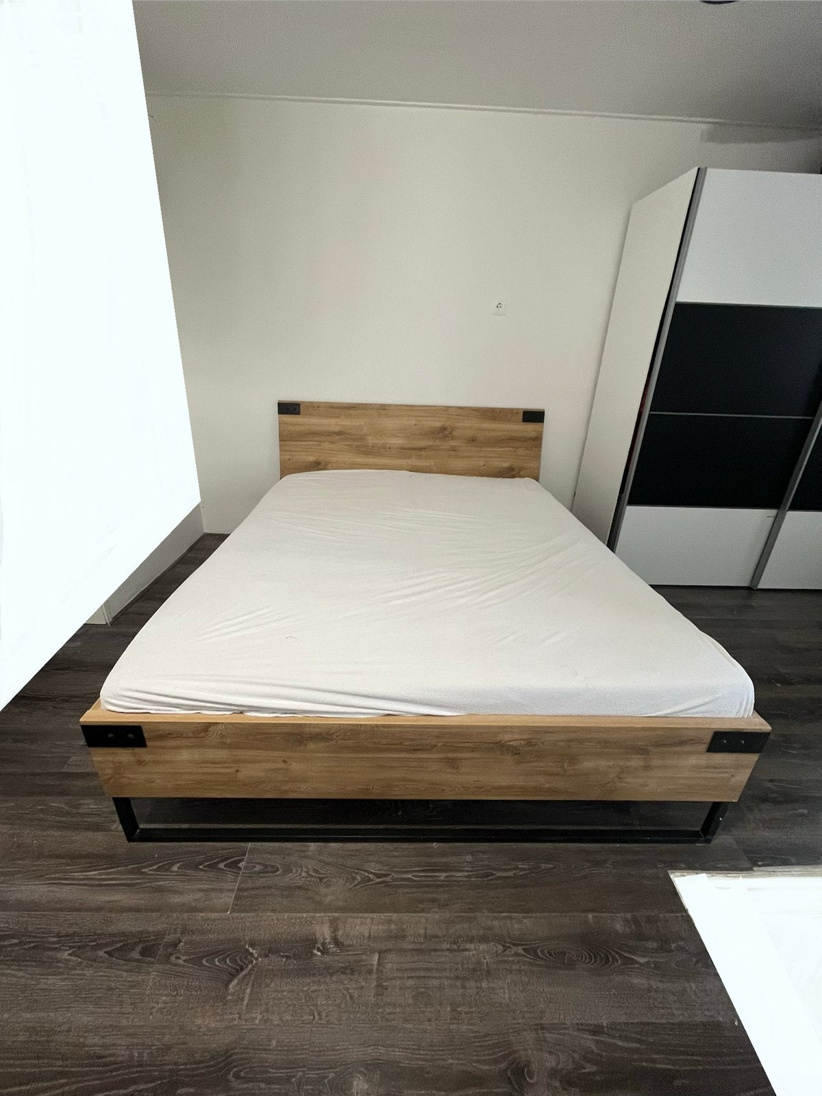 Bed zonder matras, Huis en Inrichting, Slaapkamer | Bedden, Ophalen, Eenpersoons, Zo goed als nieuw, 160 cm