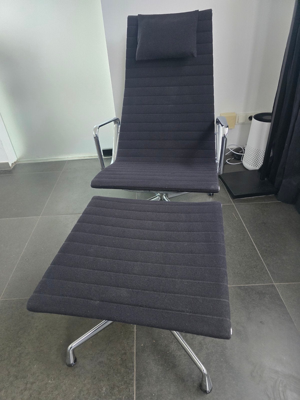 Eames EA 222 Lounge Chair met Ottoman - Zwart, Zwart, Ophalen of Verzenden, Zo goed als nieuw, Metaal