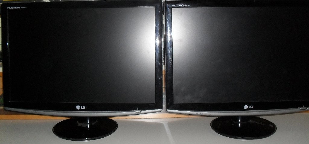 Twee platte LG 2452 monitoren 24’’ WUXGA, Ophalen, Draaibaar, Gebruikt, IPS