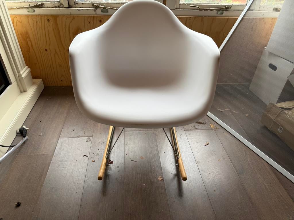 Eames imitatie schommelstoel, Kinderen en Baby's, Kinderkamer | Tafels en Stoelen, Ophalen, Zo goed als nieuw, Stoel(en)