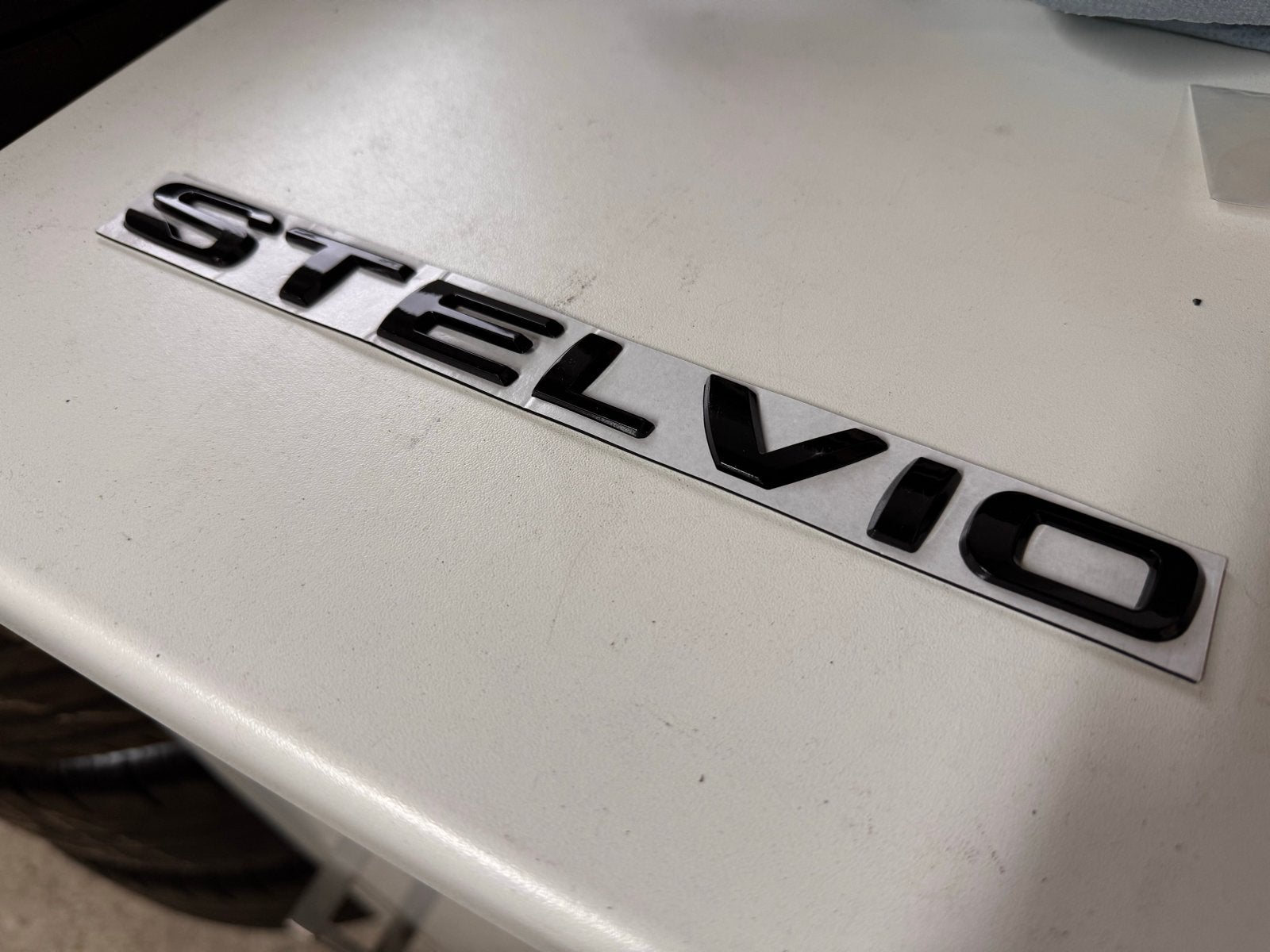Stelvio Embleem Zwart Glanzend - Nieuw, Auto diversen, Ophalen of Verzenden