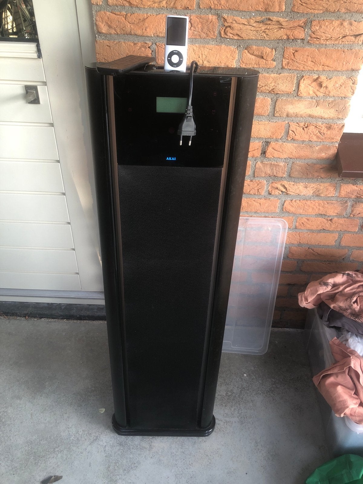 AKAI Vloerstaande Luidspreker met iPod Dock, Vloerstaande luidspreker, Gebruikt, Inclusief kabels, Minder dan 60 watt