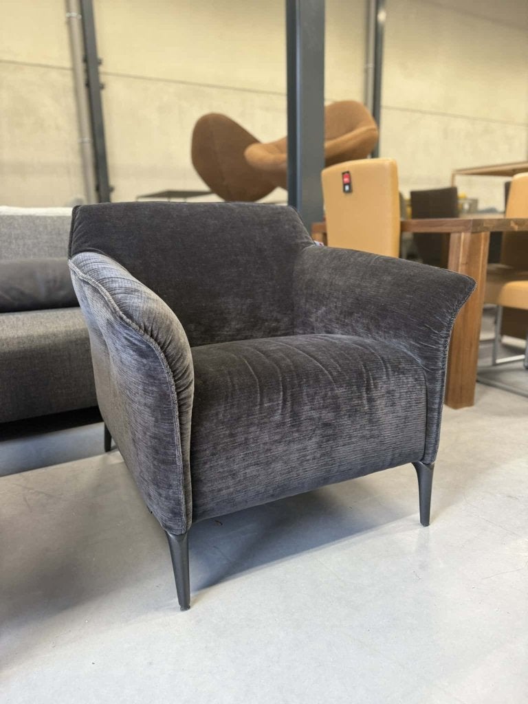 Nieuw Leolux Mayon Fauteuil zwart stof design stoel velour, Huis en Inrichting, Leolux, Info@leolux.nl, Nieuw, 75 tot 100 cm