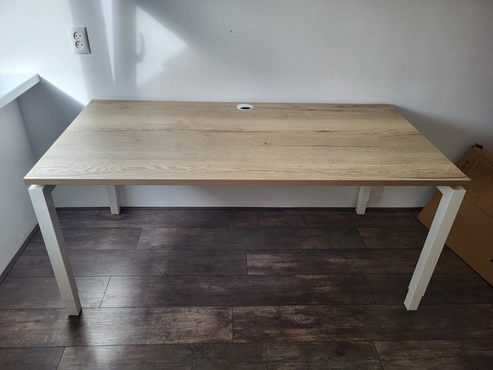 Modern bureau met kabelgoot en in hoogte verstelbaar, Huis en Inrichting, Ophalen, Zo goed als nieuw, 80 cm, 160 cm