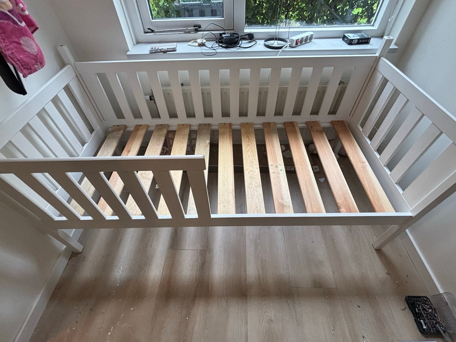 Wit kinderbed met lattenbodem, Ophalen, 85 tot 100 cm, Gebruikt, Lattenbodem