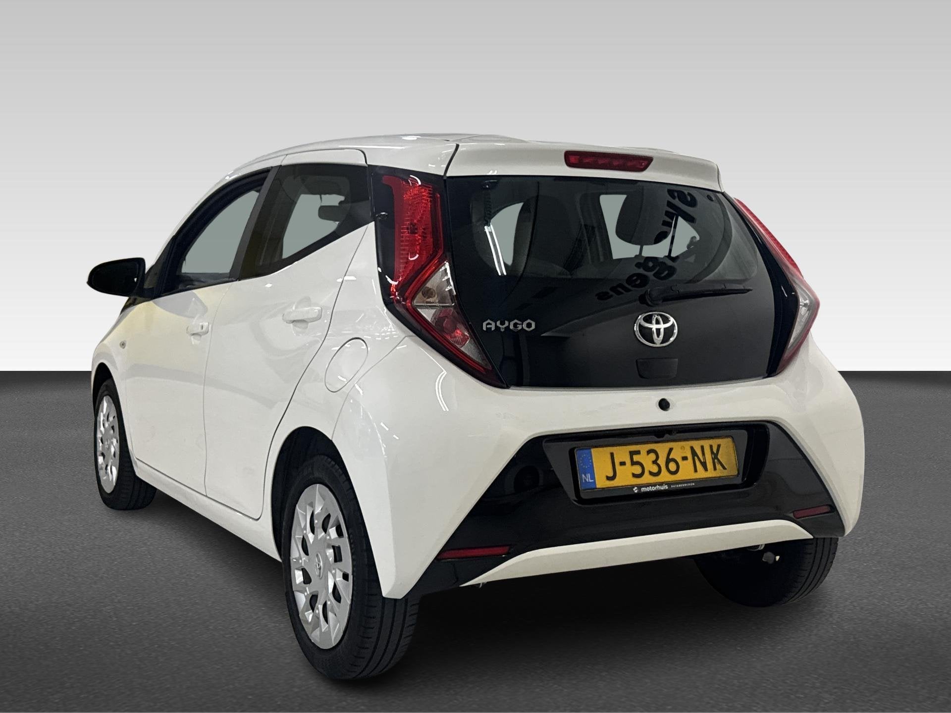 Toyota Aygo 1.0 VVT-i x-play, Auto's, Automaat, Gebruikt, 4 stoelen, Wit