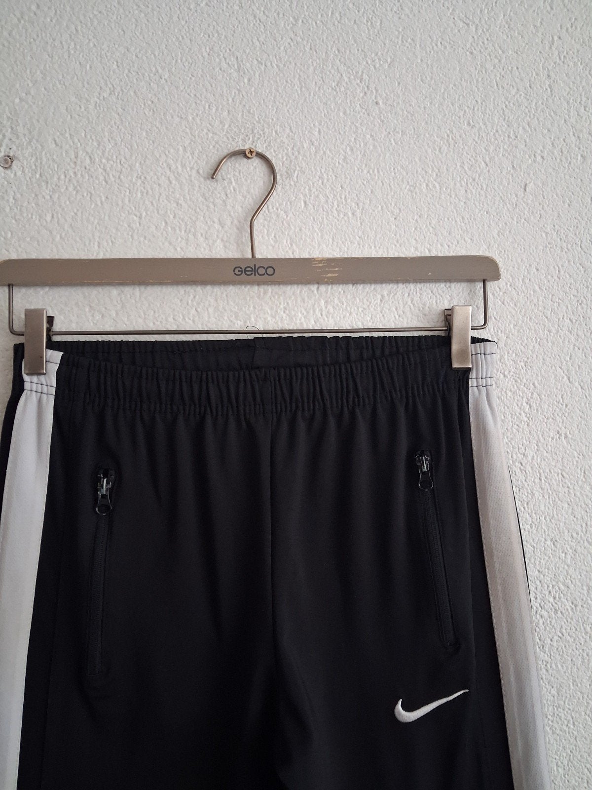 Nike trainingsbroek zwart met witte streep Maat S, Fitness, Zwart, Nike, Ophalen of Verzenden