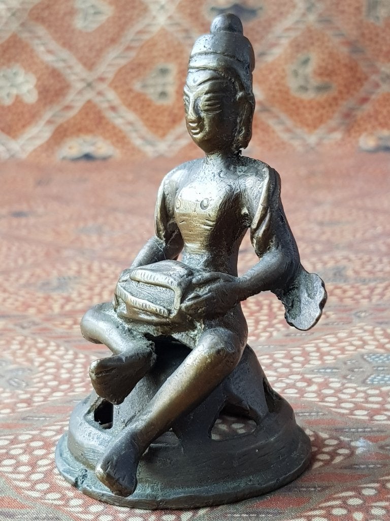 Trommelspeler mooi antiek brons beeldje uit India 8,9 cm.