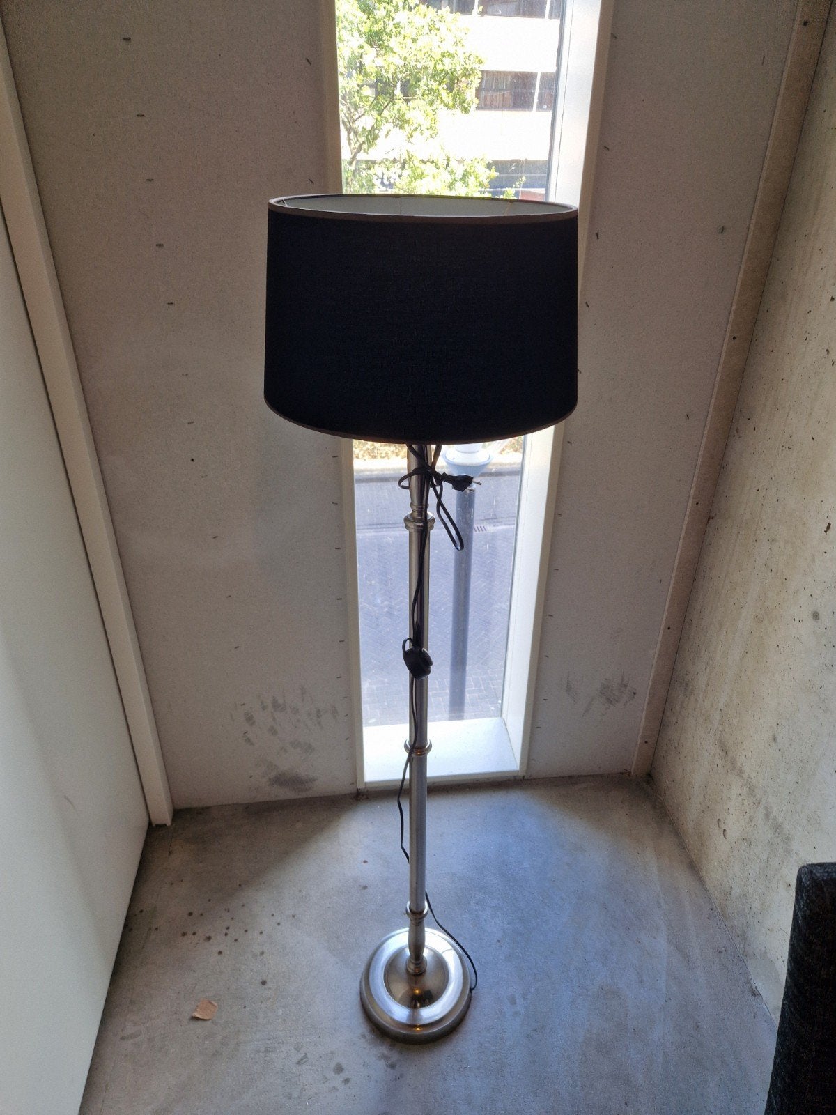 Stijlvolle staande lamp met zwarte kap, Huis en Inrichting, Ophalen, Gebruikt, E27 (groot), Textiel