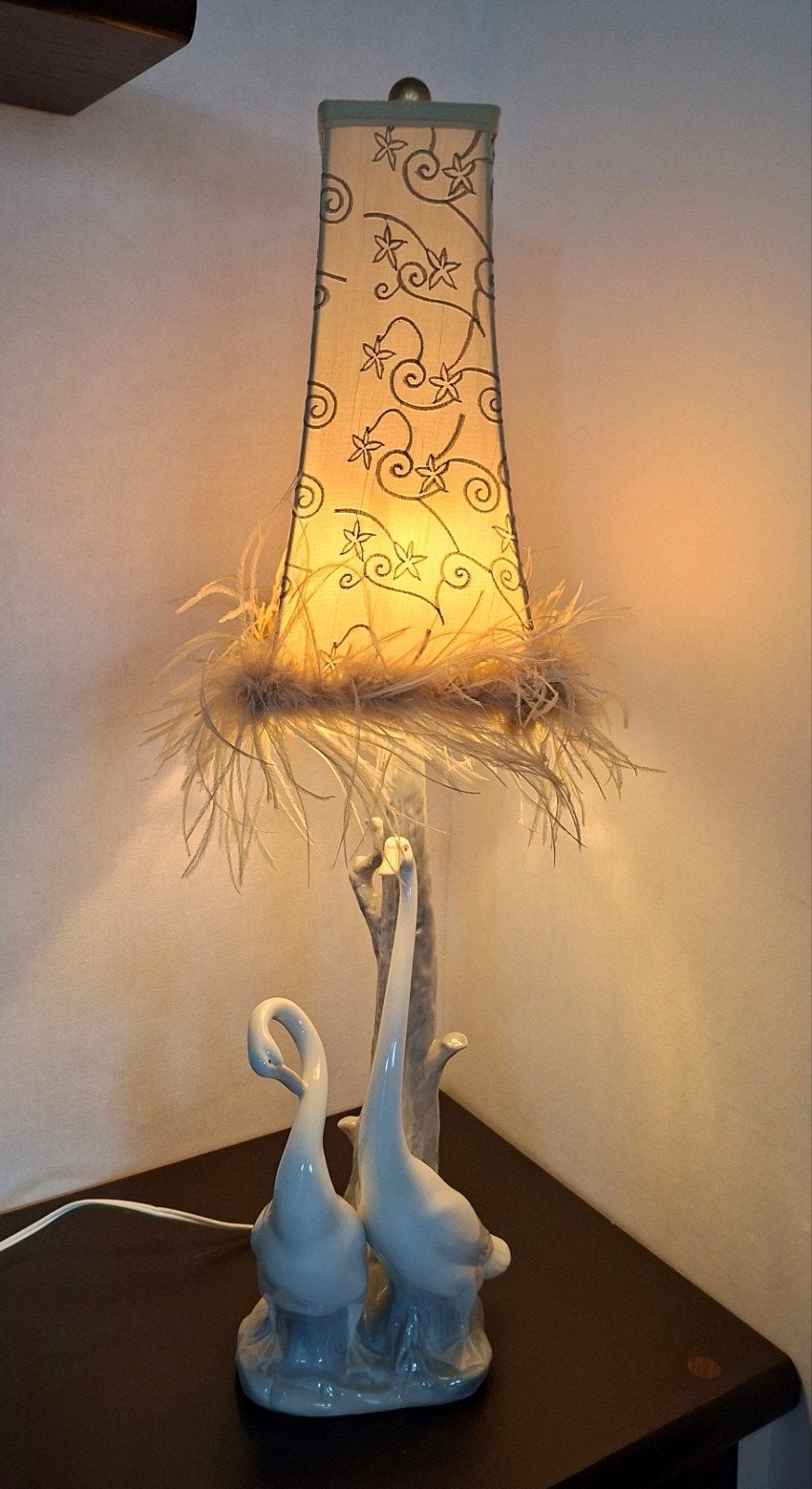 NAO by Lladró porseleinen tafellamp – unieke lamp met veren, Huis en Inrichting, Overige materialen, Overige typen, Gebruikt, Overige merken
