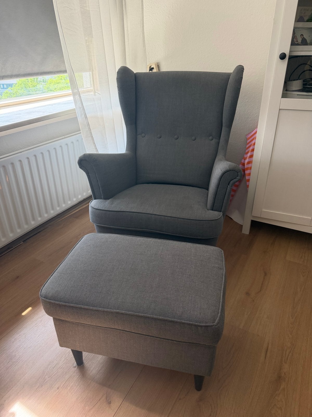 IKEA STRANDMON fauteuil met voetenbank - Grijs, Huis en Inrichting, Fauteuils, Ophalen of Verzenden, Zo goed als nieuw, Stof, 75 tot 100 cm