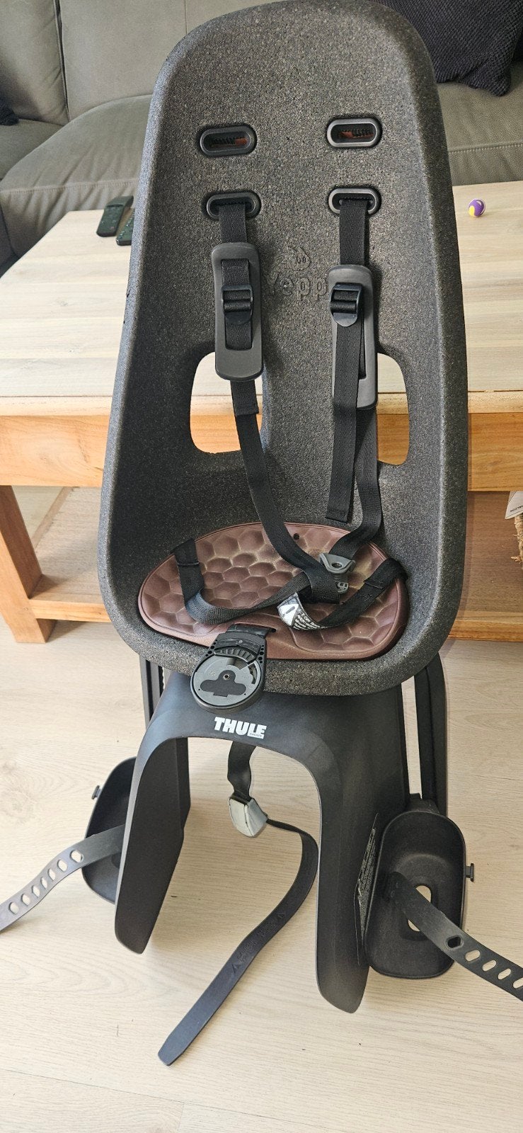 Thule Yepp Maxi Achterzitje - Zo goed als nieuw, Fietsen en Brommers, Fietsaccessoires | Fietsstoeltjes, Achterzitje, Voetsteuntjes