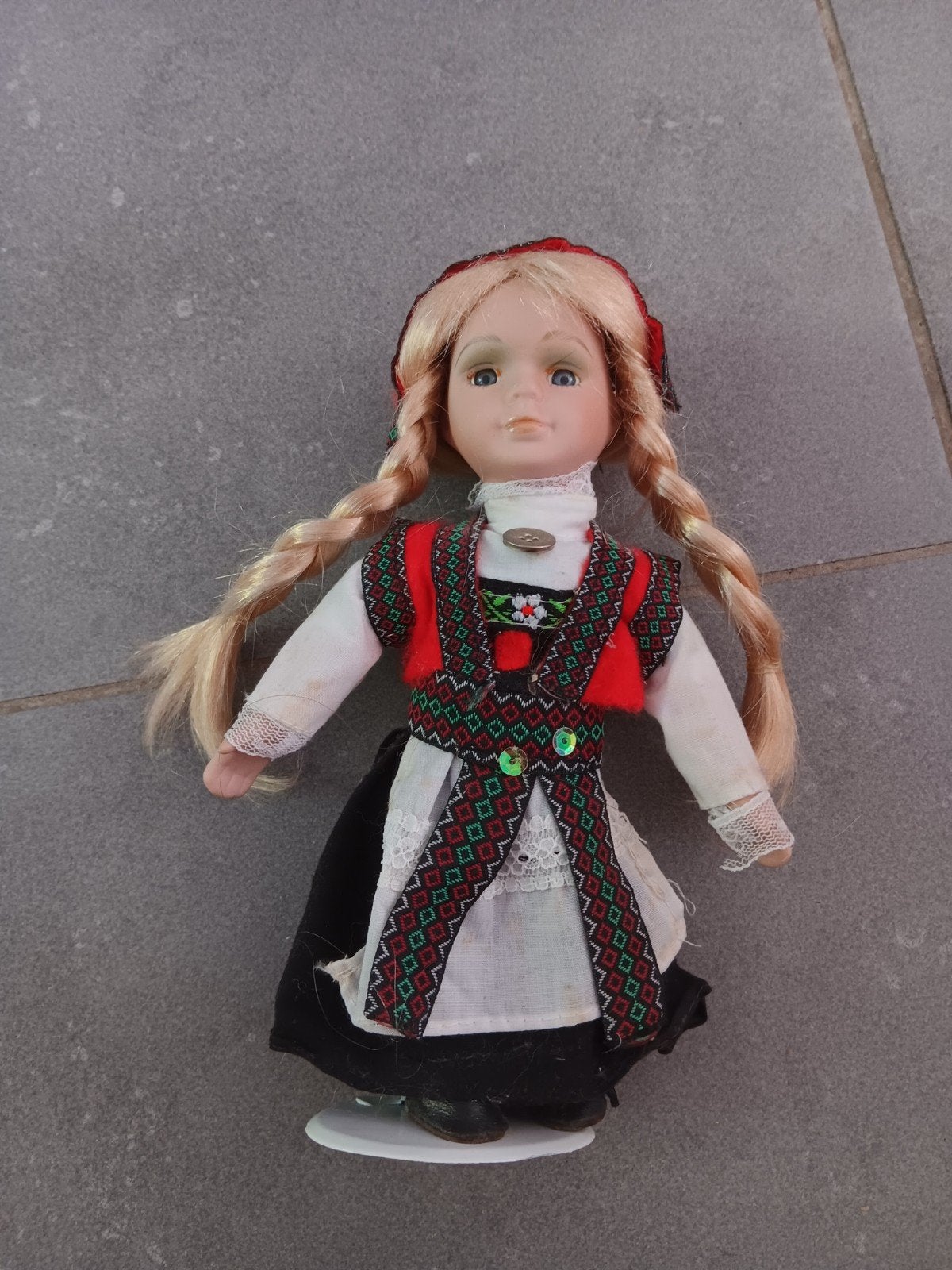 Porseleinen pop in traditionele klederdracht, Ophalen of Verzenden, Gebruikt, Pop
