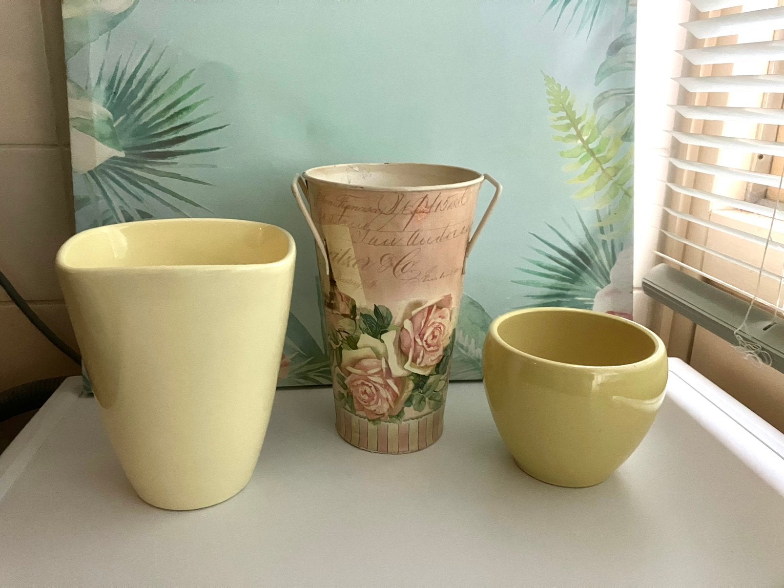 Vintage Vazen in zachtgeel en lichtroze met rozen 💛💗, Tuin en Terras, Rond, Ophalen of Verzenden, Zo goed als nieuw, Aardewerk