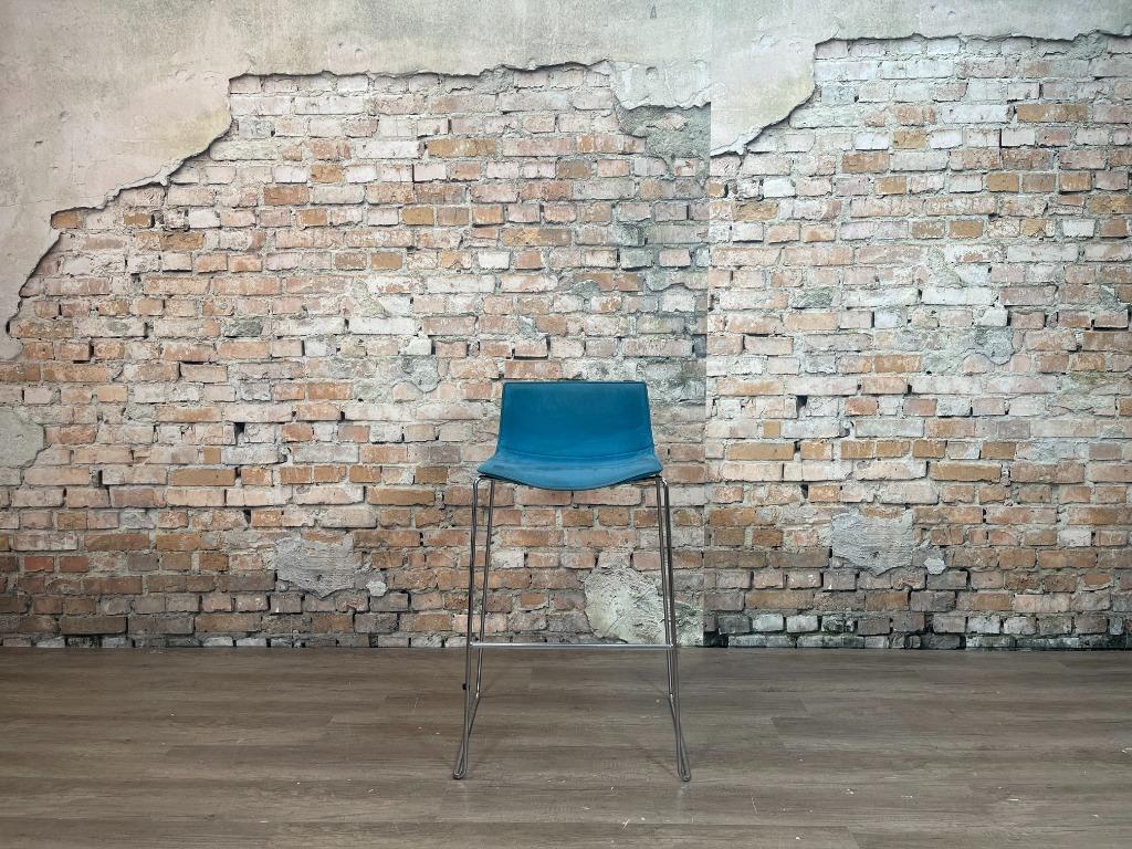 Arper Catifa 46 low bar stool blauw bij TheReSales, Huis en Inrichting, Barkrukken, Ophalen of Verzenden, Zo goed als nieuw, Metaal
