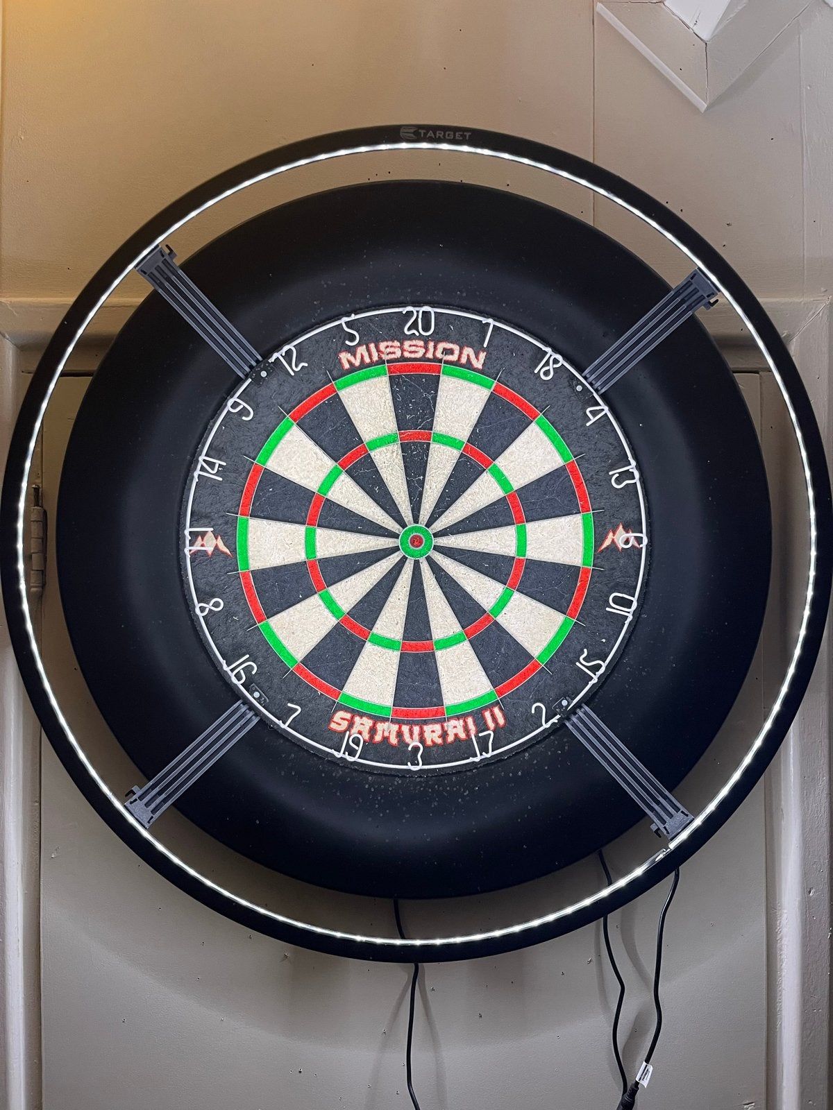 Dartbord set: Mission Samurai II met verlichting en mat, Sport en Fitness, Ophalen, Zo goed als nieuw, Dartbord met pijlen