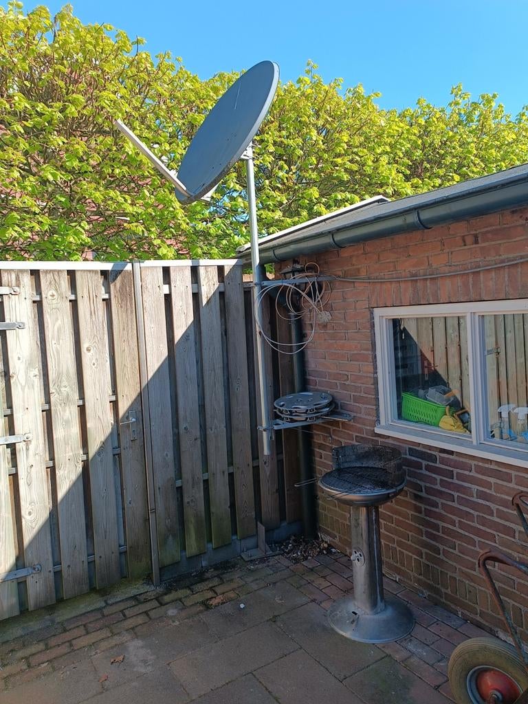 Schotelantenne  compleet met buis, muursteunen en nieuwe LNB, Ophalen of Verzenden, Zo goed als nieuw, (Schotel)antenne, Overige merken