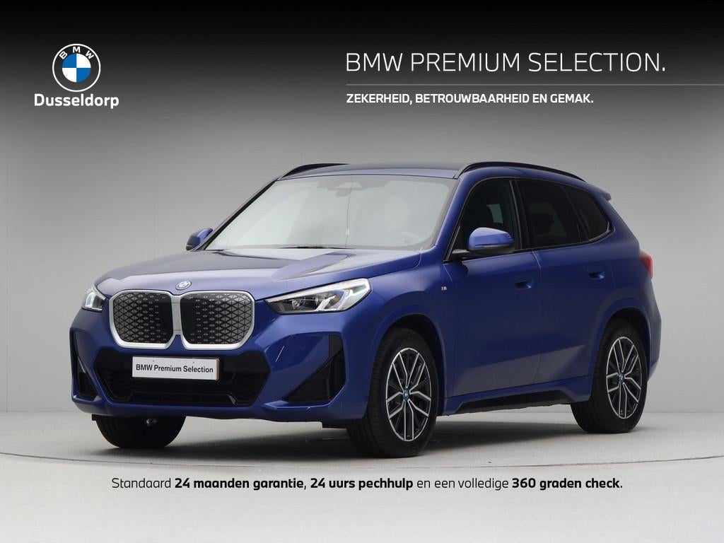 BMW iX1 xDrive30 67 kWh M Sport Edition (bj 2025, automaat), Auto's, BMW, Automaat, Gebruikt, Zwart, Met garantie (alle)