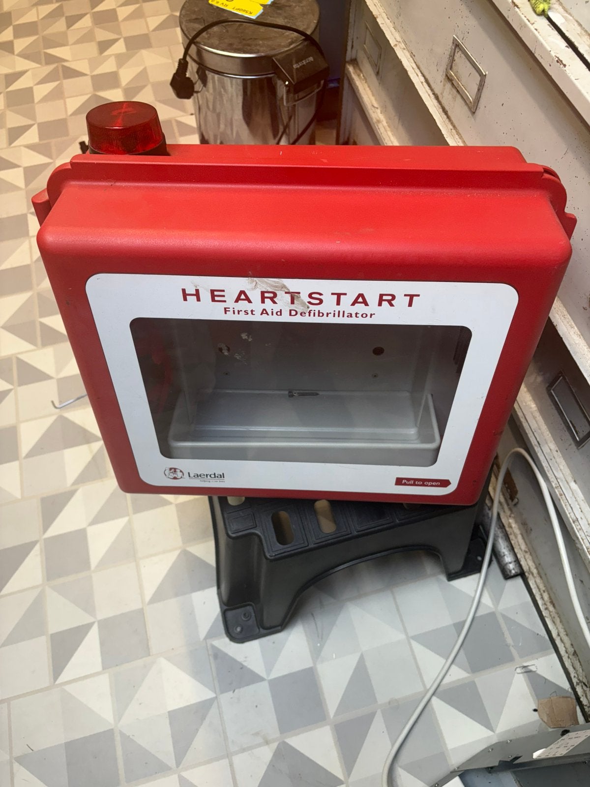 Te koop zware kunststoffen aed kast met alarm, Diversen, Ophalen of Verzenden, Zo goed als nieuw