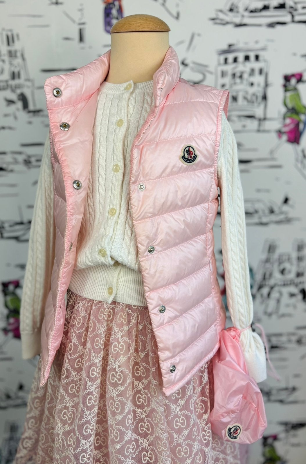 Moncler suikerspinroze dons bodywarmer jas maat 6, Kinderen en Baby's, Moncler EU, Zo goed als nieuw, Moncler, Customercare@moncler.com