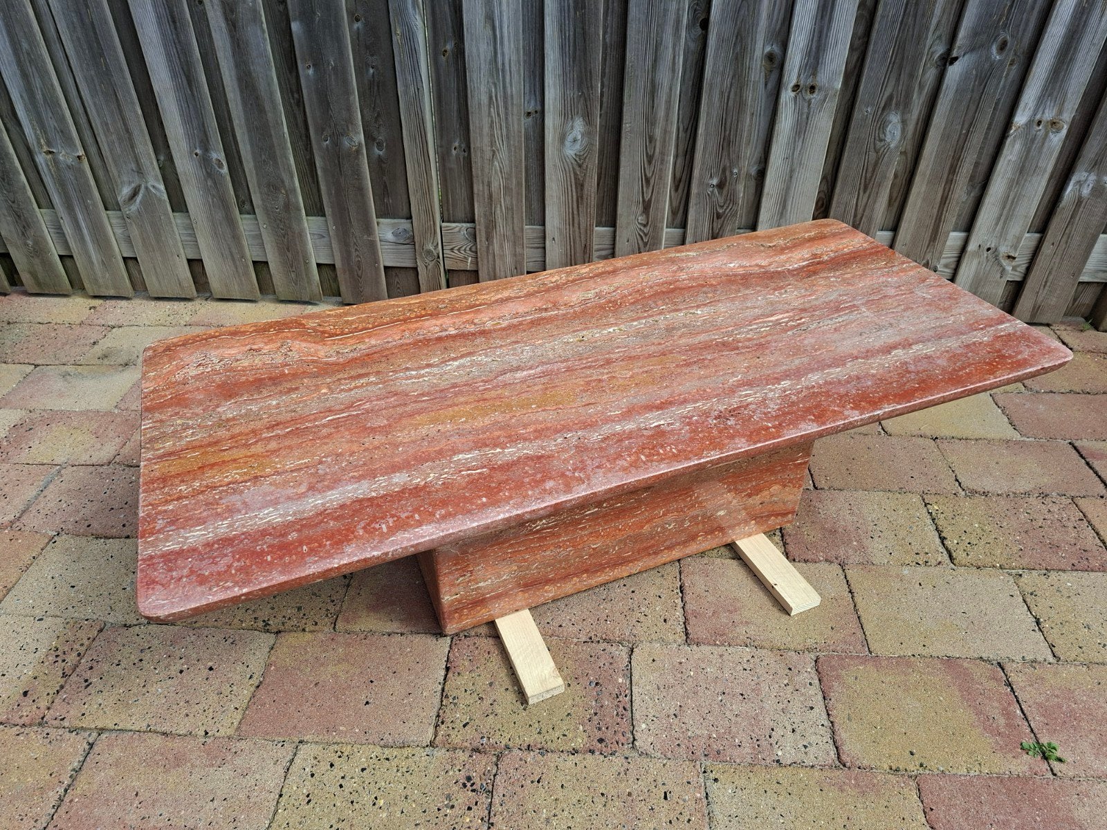Salontafel van rood travertin, massief steen, 140x62 cm, Huis en Inrichting, Ophalen, 100 tot 150 cm, Past zowel in klassiek als modern interieur.
