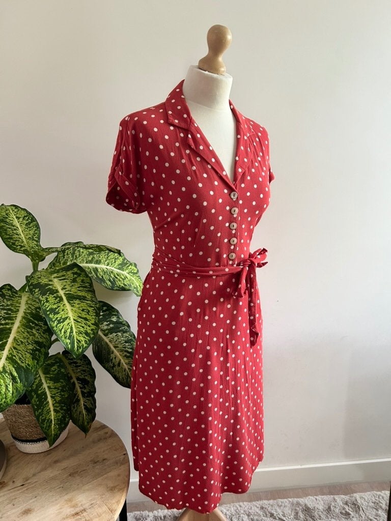 King Louie maat 40 polkadot sheeva jurk rood 3392, Kleding | Dames, Maat 38/40 (M), Ophalen of Verzenden, Zo goed als nieuw, Knielengte
