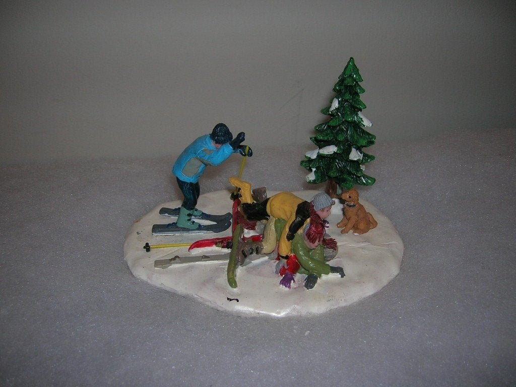 Lemax Ski Pile up, Ophalen of Verzenden, Gebruikt