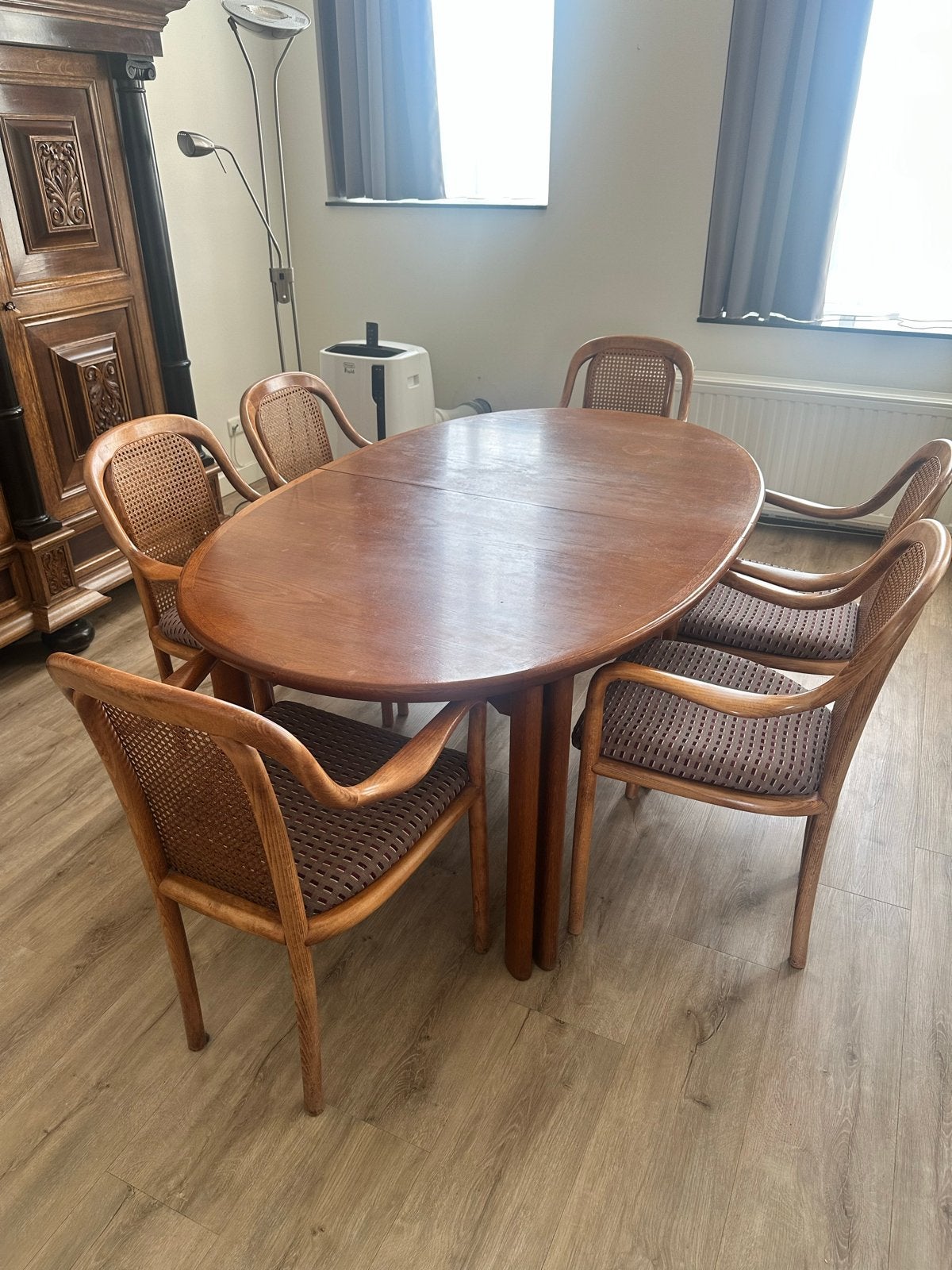 Ovale eettafel met 6 stoelen - Hout en rotan, Huis en Inrichting, Ophalen, Gebruikt, 100 tot 150 cm, Vijf personen of meer