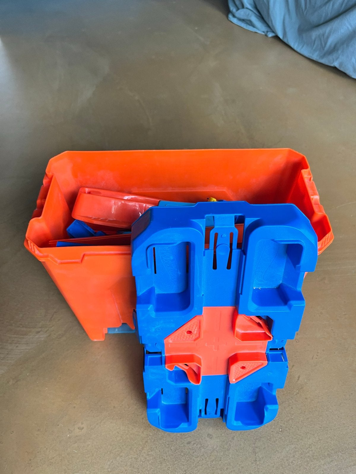 Hot Wheels racebaan met Opbergbox en garage, Ophalen of Verzenden, Gebruikt