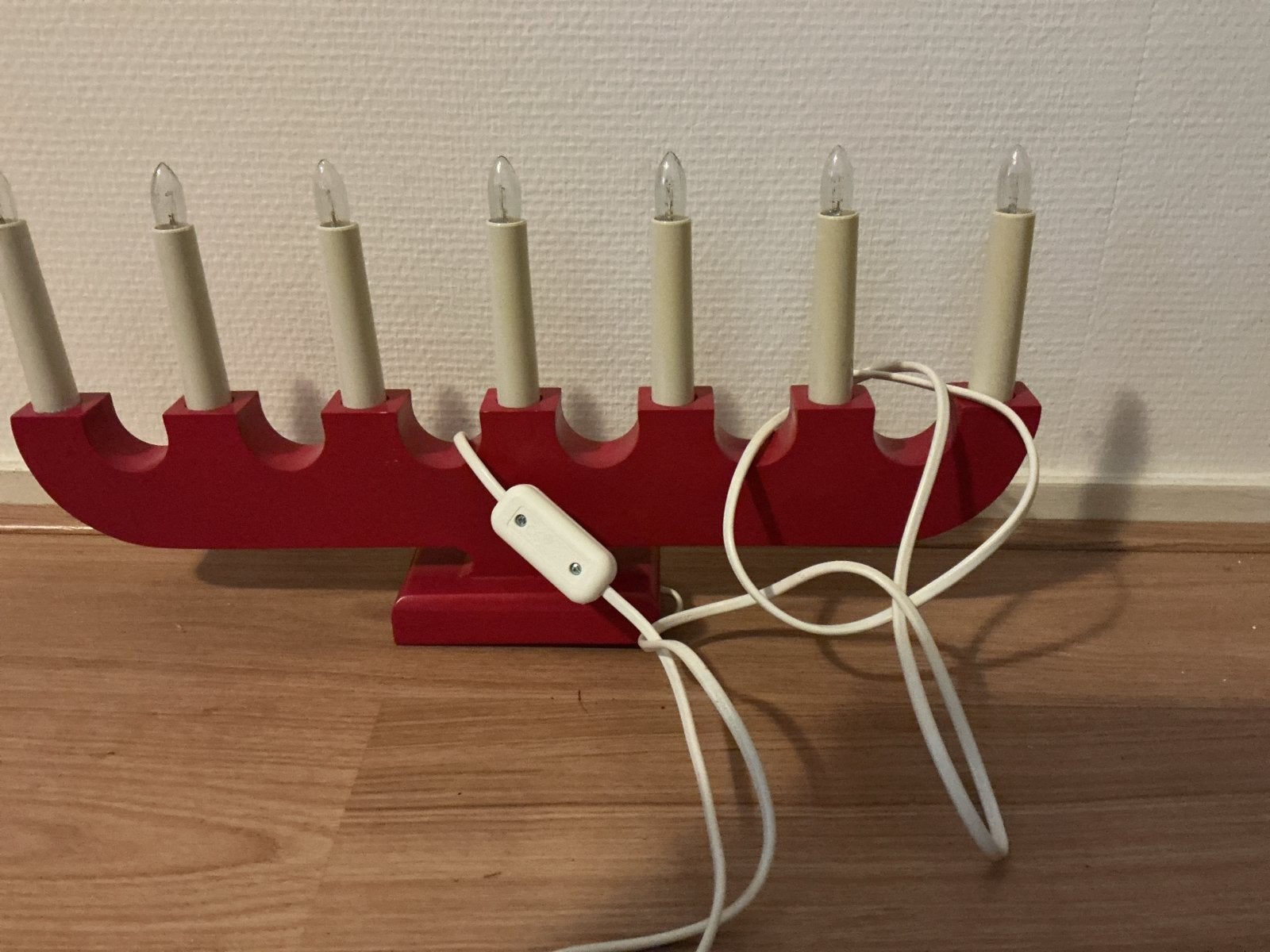 IKEA KALLT Kerst kandelaar rood met 7 lampjes 2 stuks, Gebruikt, Overige fittingen, IKEA, Hout