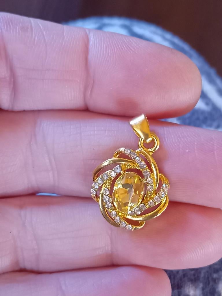 Nieuwe gouden hanger met steen en strass, Overige voorstellingen, Met edelsteen, Nieuw, Ophalen of Verzenden
