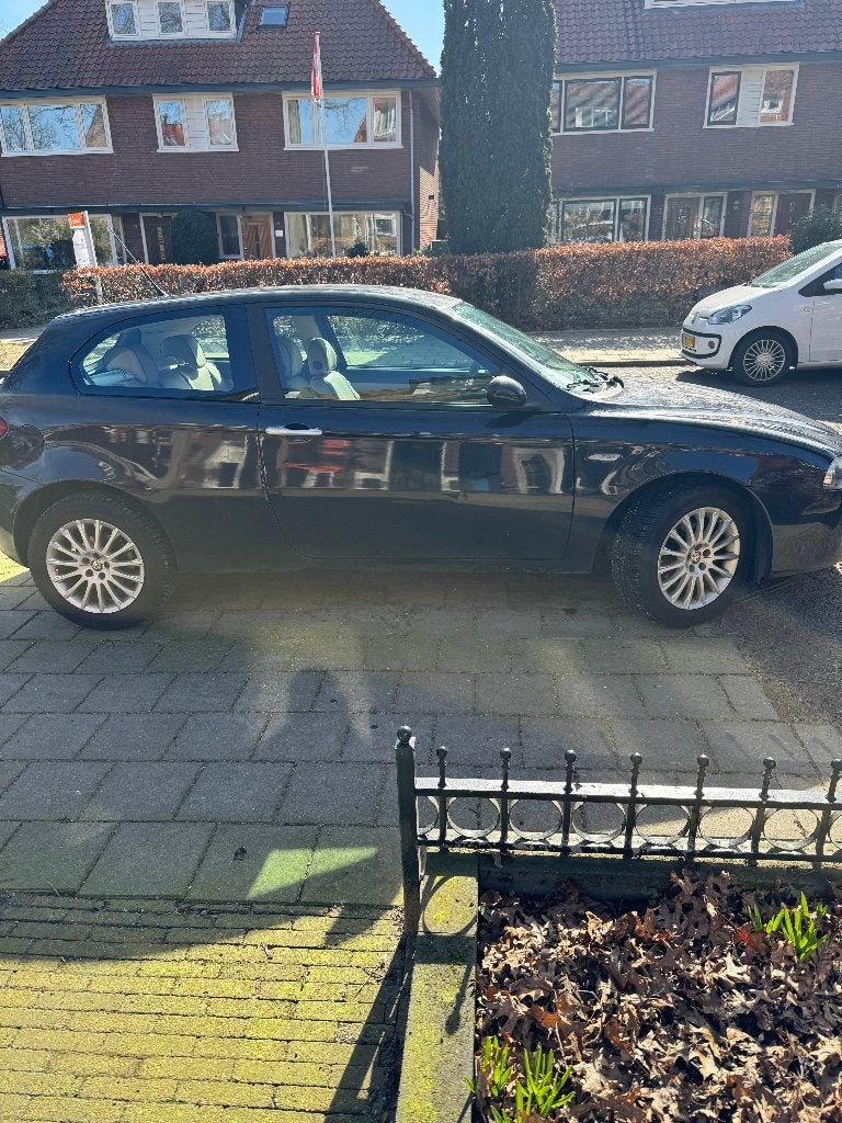 Alfa Romeo 147 1.6 T.spark 16V 77KW 3DR 2008 Zwart, Auto's, Alfa Romeo, Voorwielaandrijving, Beige, 4 cilinders, 1165 kg