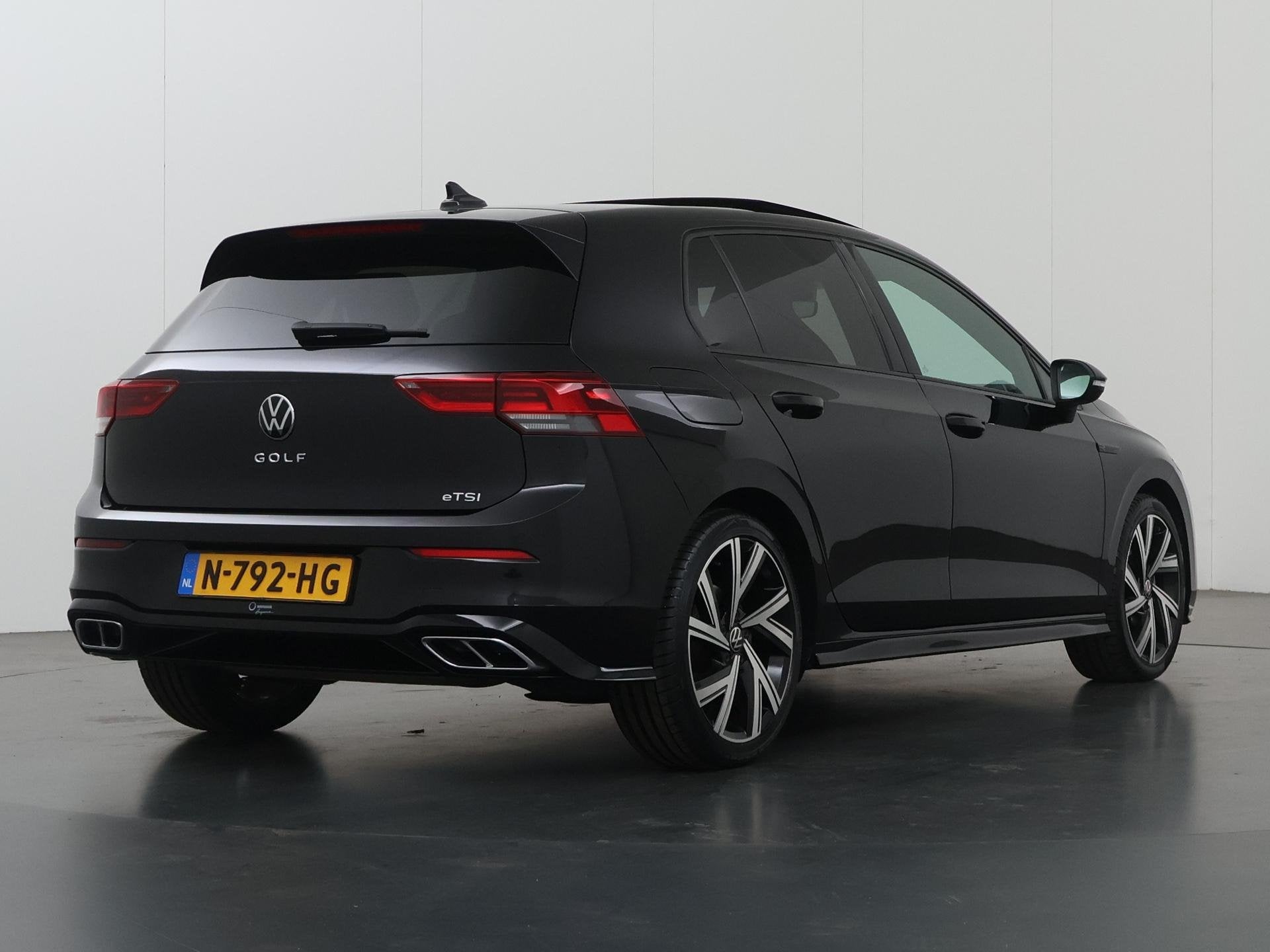 Volkswagen Golf 1.5 eTSI R-Line Business | Panoramadak | Spo, Stof, 4 cilinders, 150 pk, Zwart