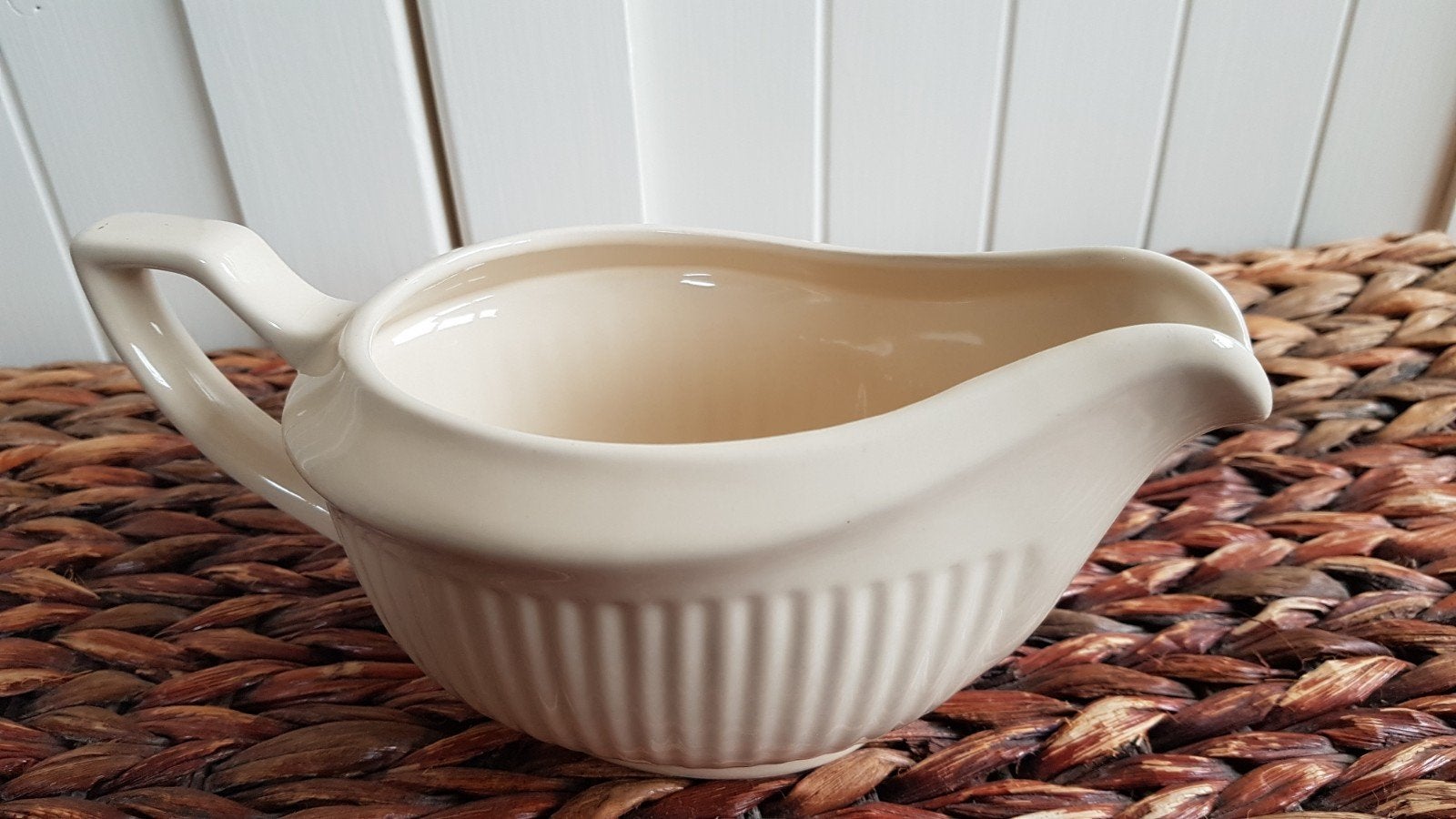 Nieuwe sauskom/ sausterrine crème kleurig met ribbel, Ophalen