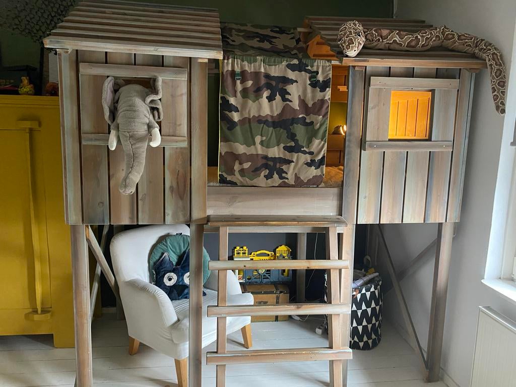 Houten huisbed met matras en jungle accessoires, Kinderen en Baby's, Kinderkamer | Bedden, Ophalen, 85 tot 100 cm, Gebruikt, Hoogslaper of Stapelbed
